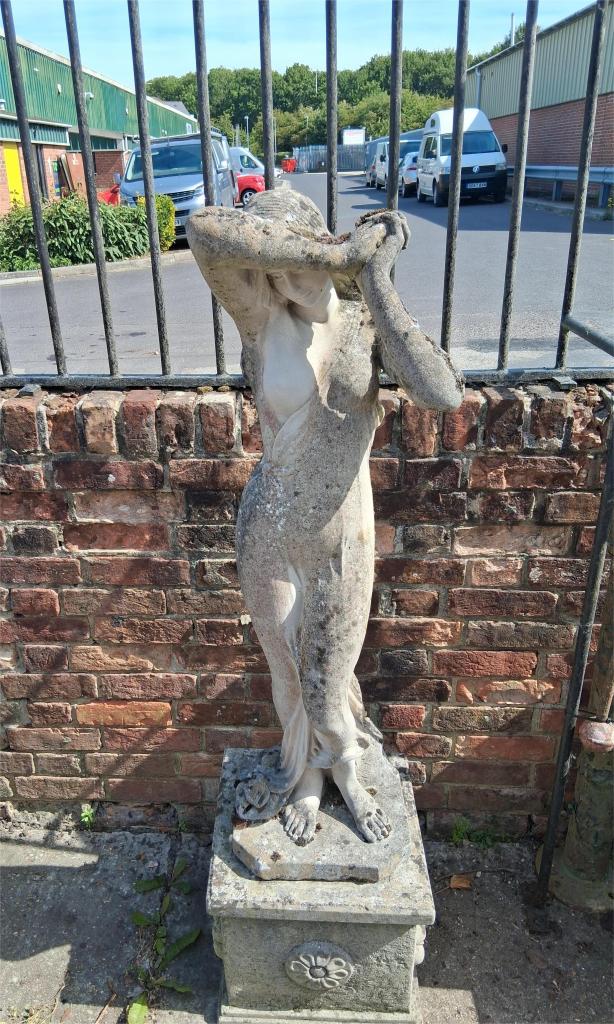 statue