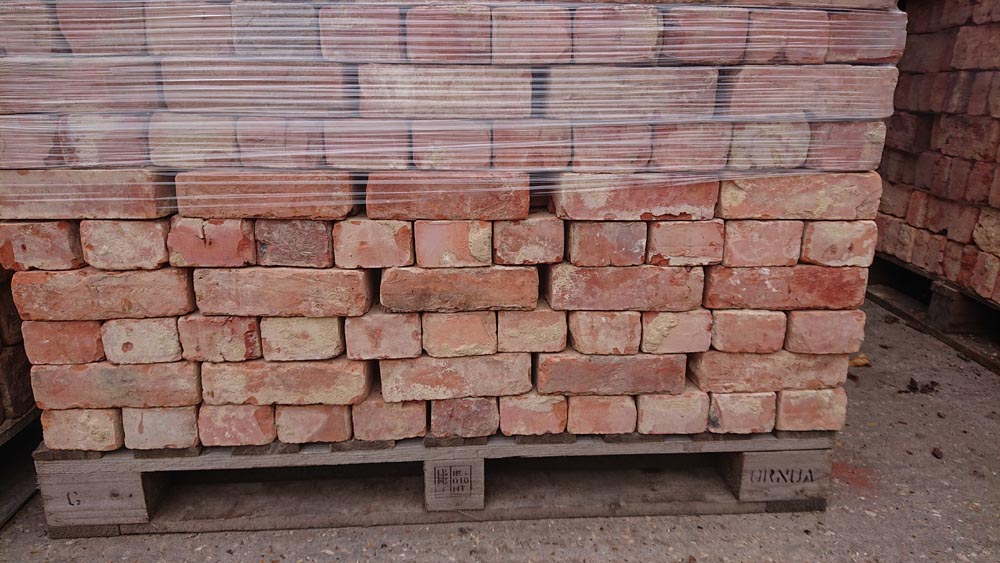 <p>Reclaimed Wire Cut Bricks</p><p>2,300 in stock</p>