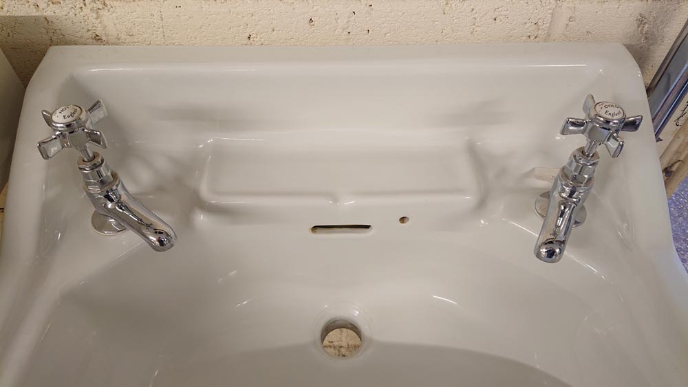 <p>Short reach Chrome basin taps