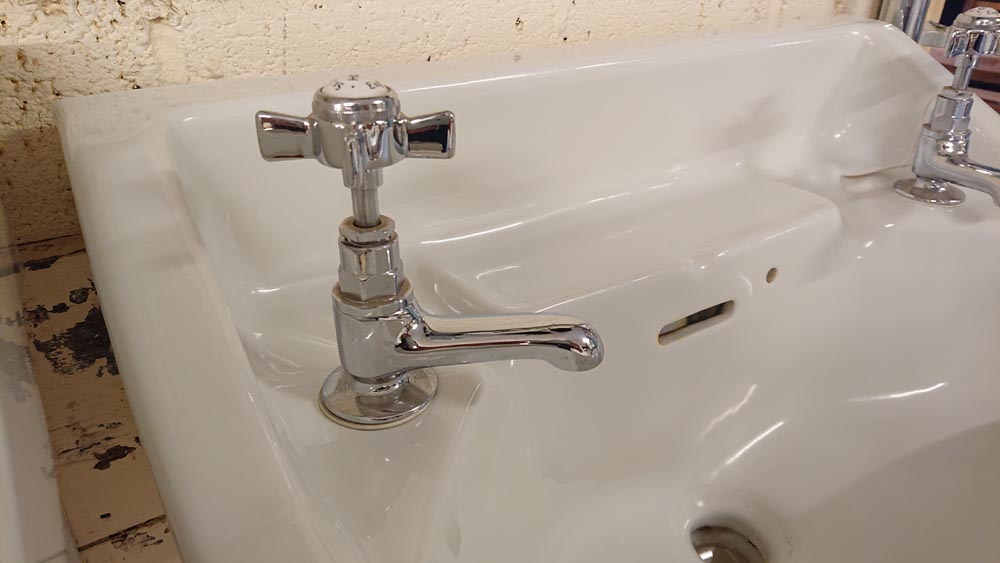 <p>Short reach Chrome basin taps