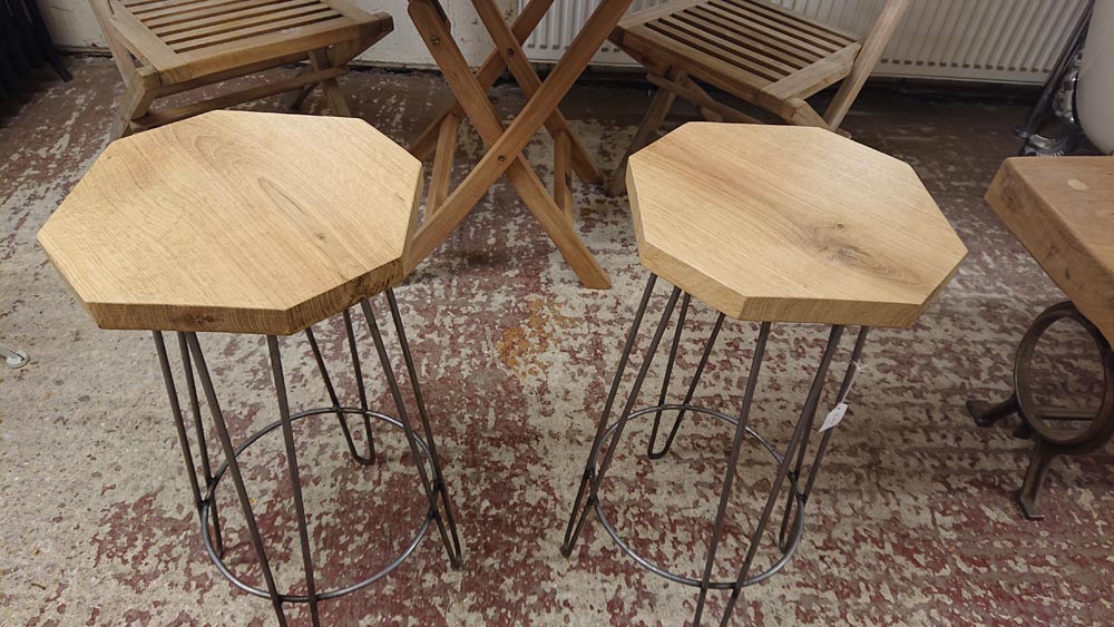 <p>Oak Top Bar Stools