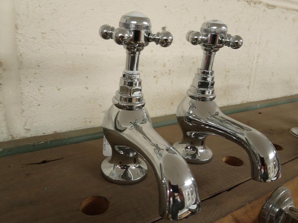 <p>Chrome Bath Taps</p>